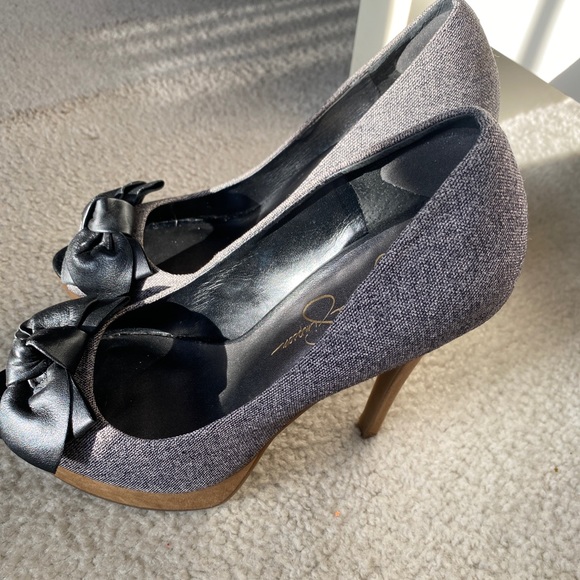 Jessica Simpson’s Para Tailor Grey Open toe heels. - Picture 3 of 12